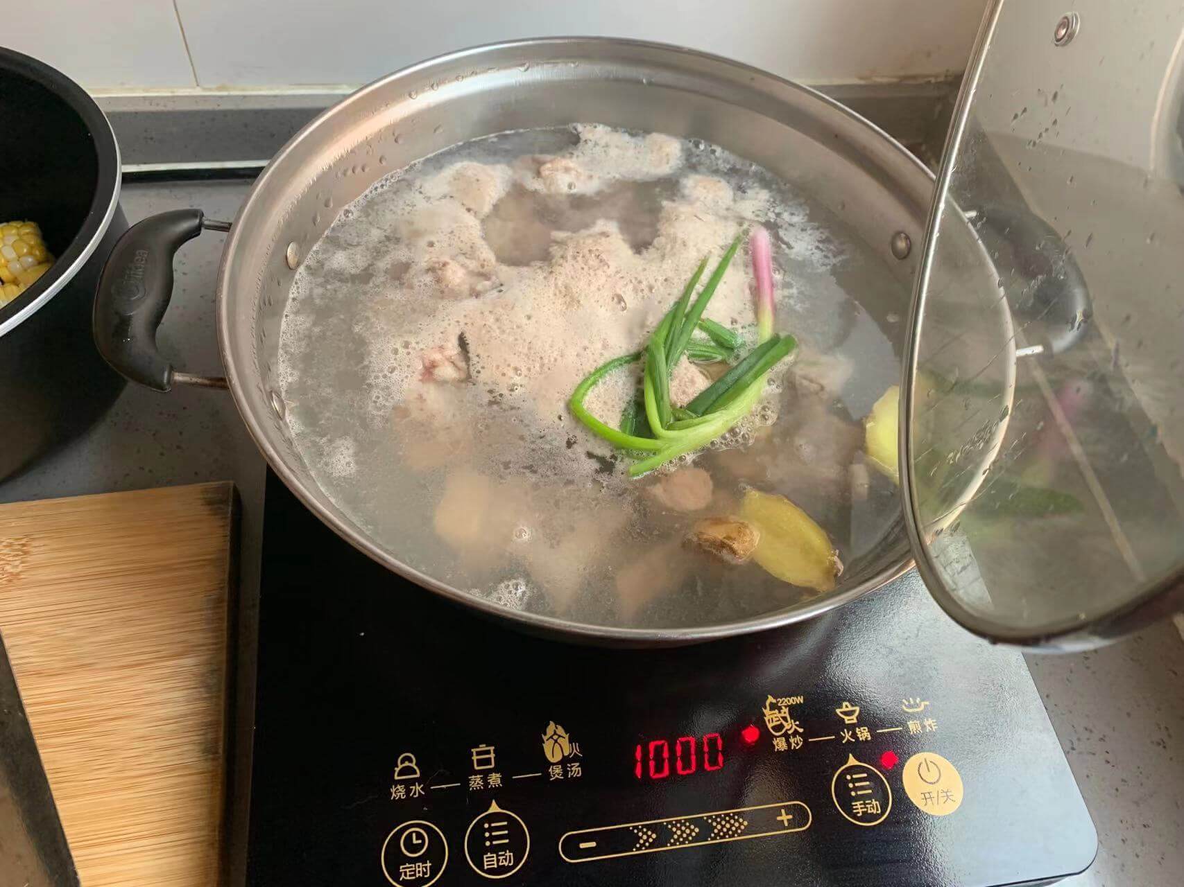 捞走浮沫和葱姜