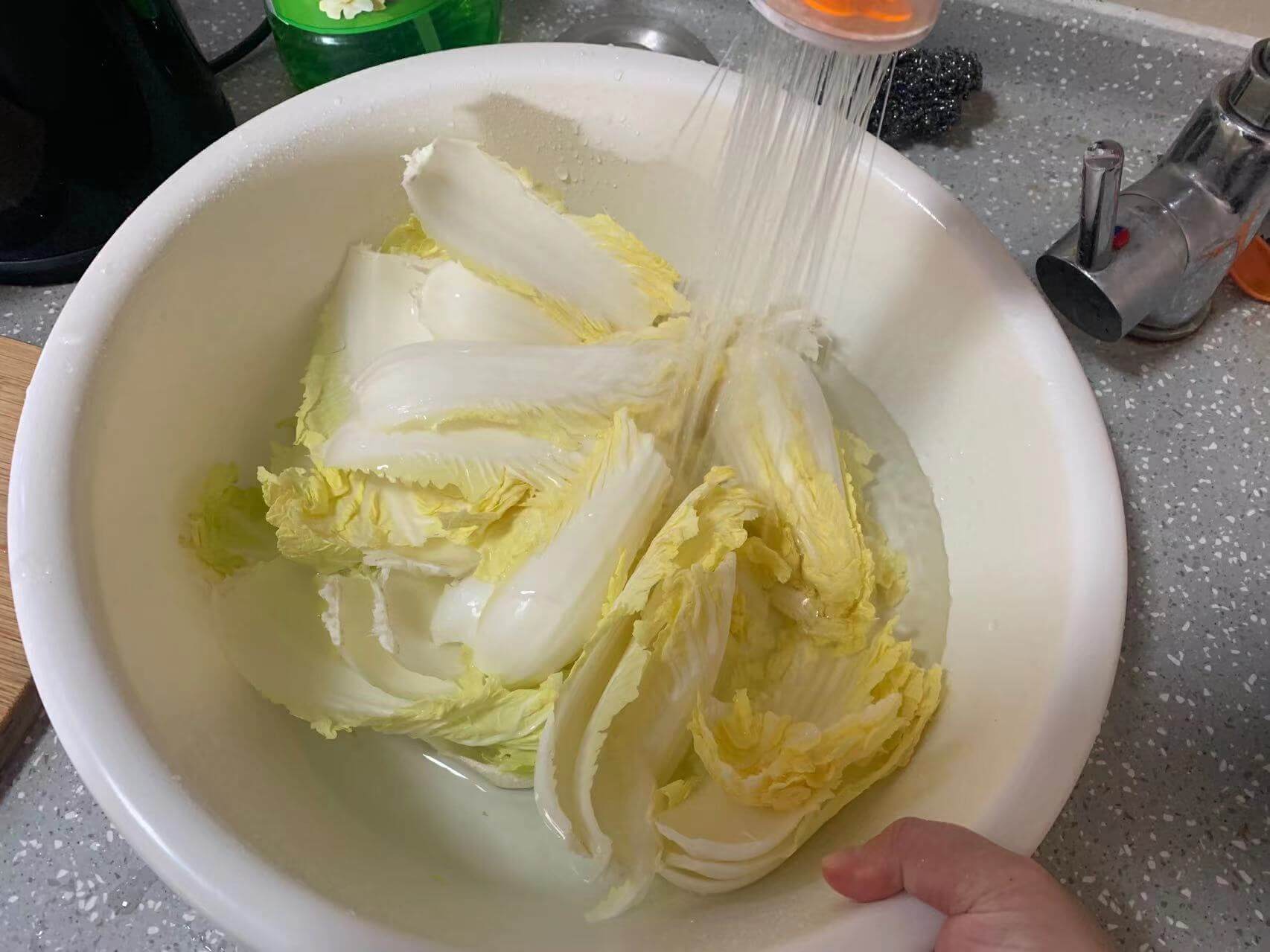 白菜掰叶洗净