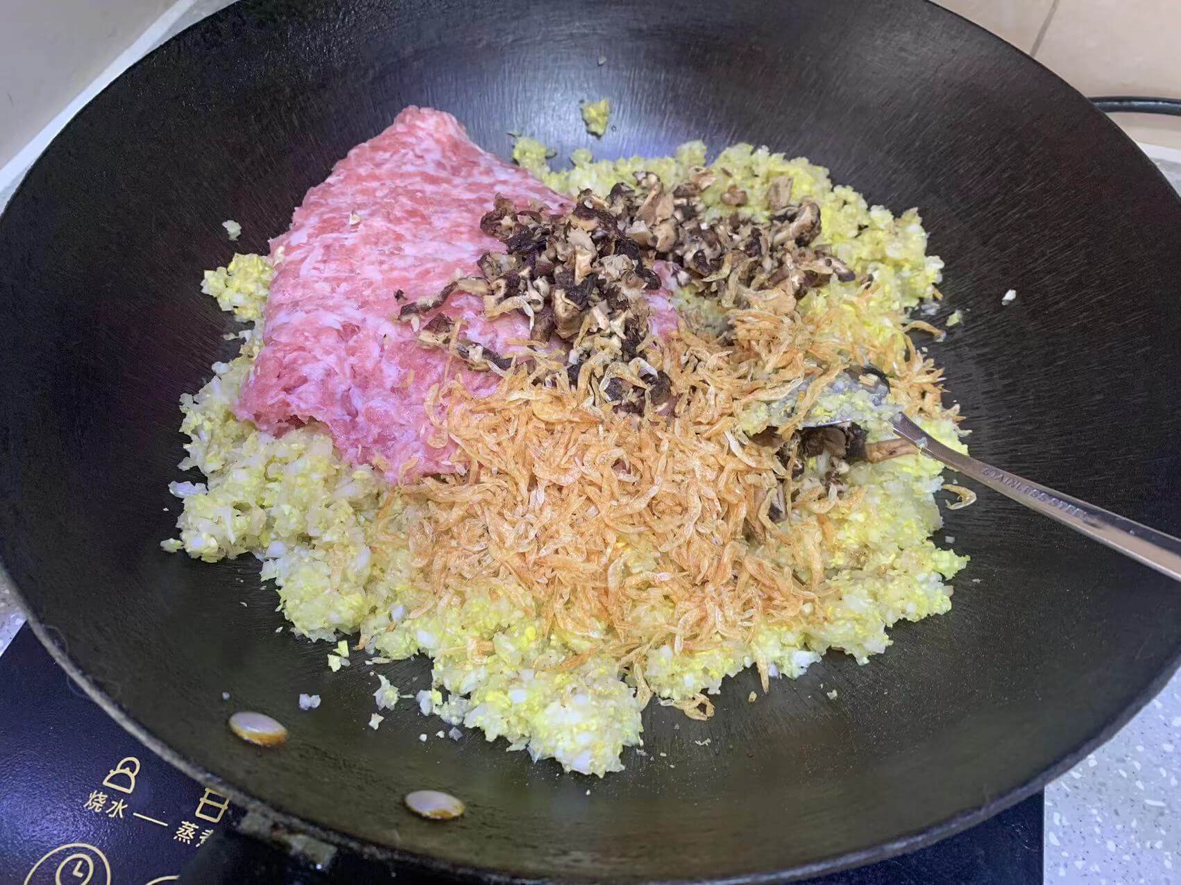 把其他材料也加进去拌匀