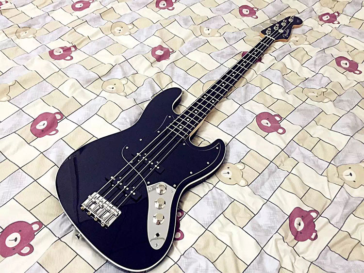 Fender 的 Ajb-m Bass